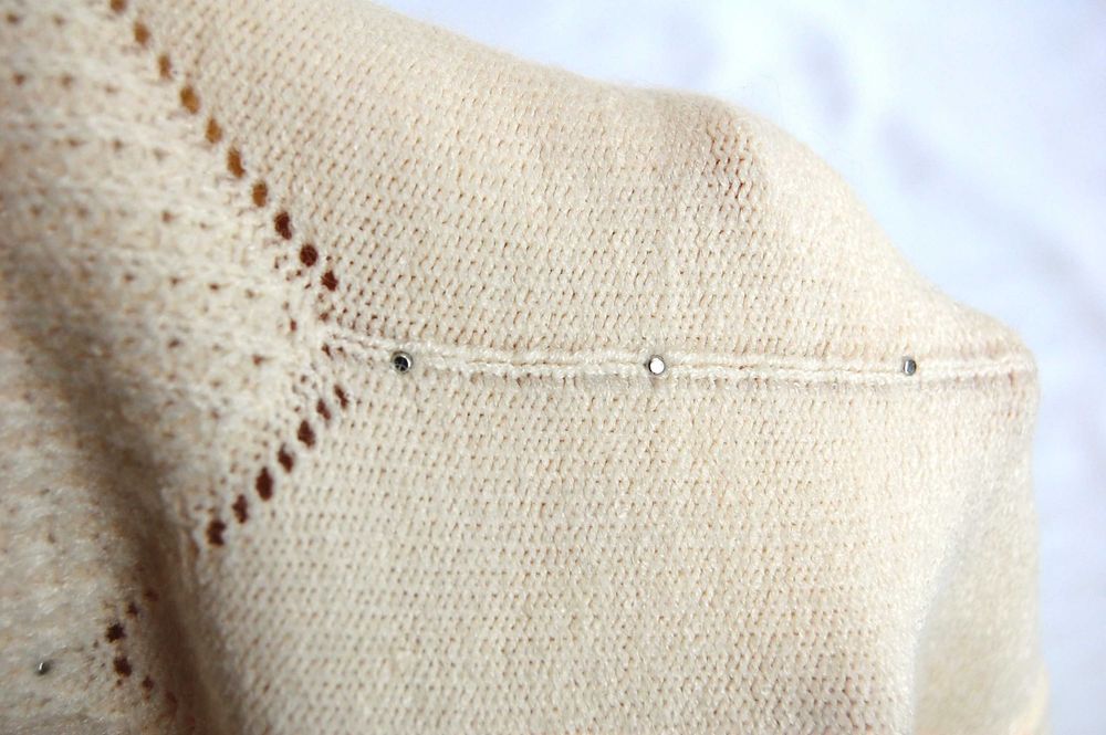 Sweter damski z wełną 34 XS ecru kremowobiały z perłami, perły vintage