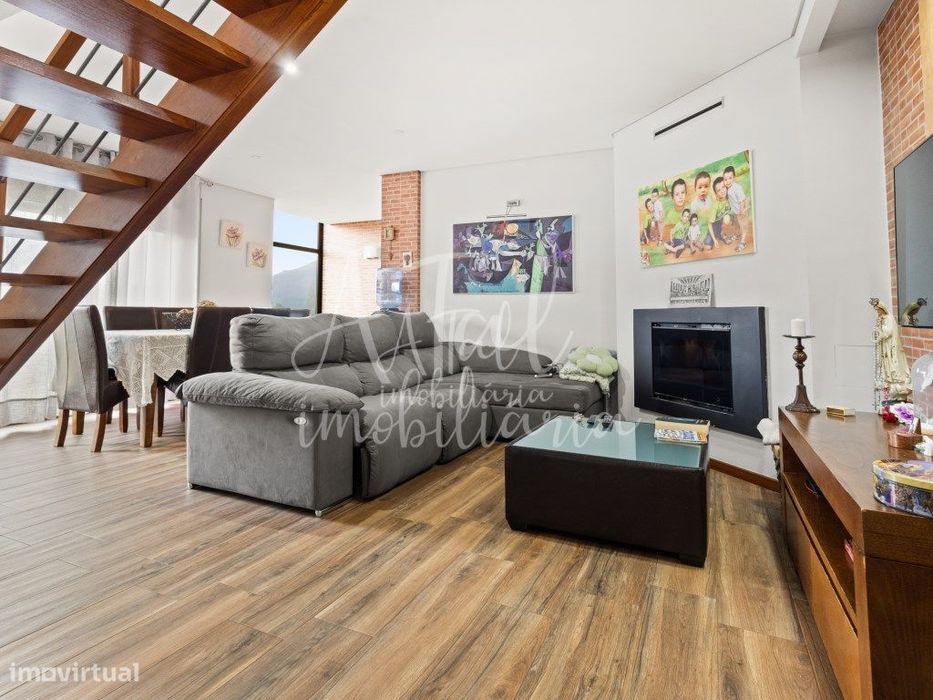 Duplex T5 no centro de Ponte de Lima com terraço panorâmico e 2 gar...