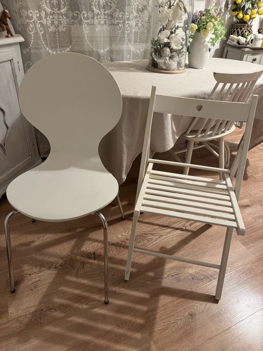 Dwa biale krzesla w stanie idealnym