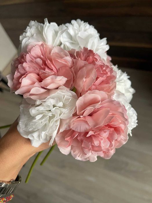 Искусственные пионы, штучные цветы, букет цветов.