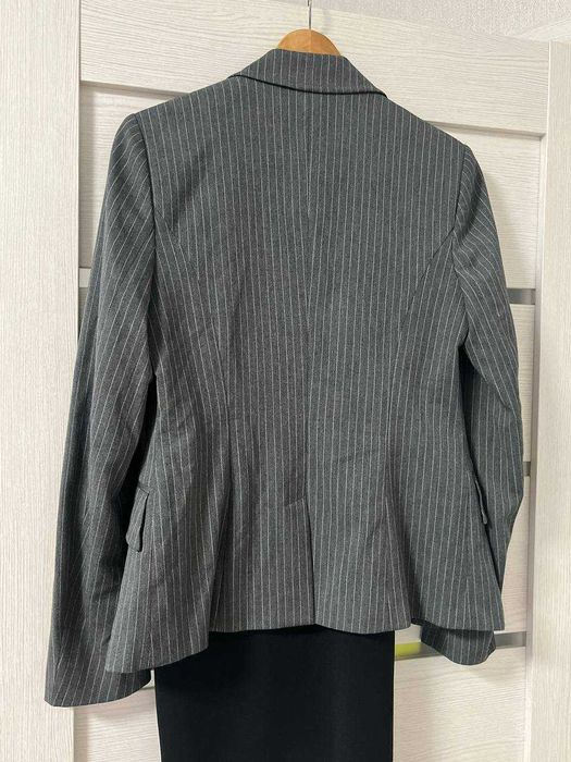 жіночий сірий піджак у смужку xs-s