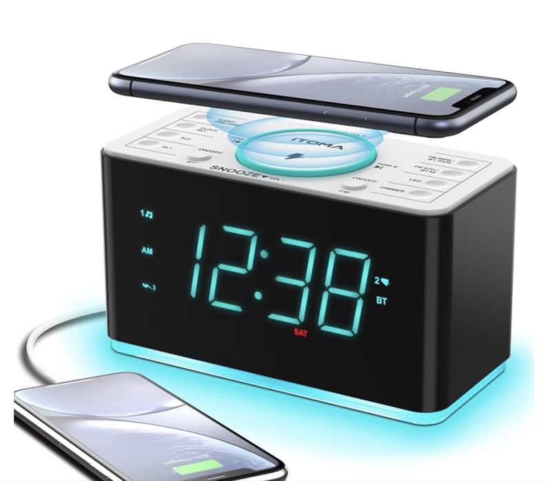 Radiobudzik z 15 W ultraszybkim bezprzewodowym ładowaniem.