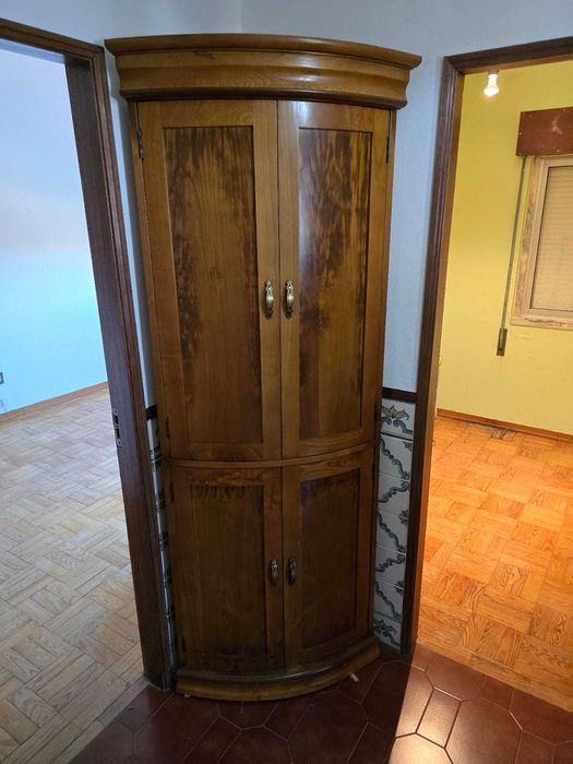 Móvel de canto em madeira