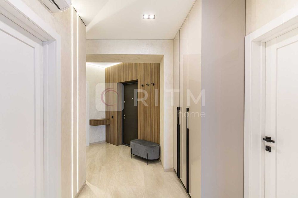 Продається світла та простора 2-кімнатна квартира площею 65 м² у сучасному житловому комплексі «Сонячний».