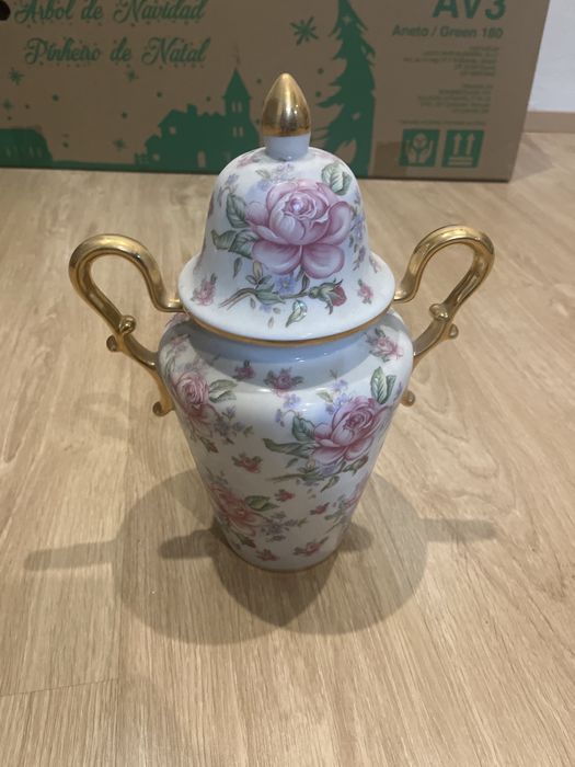 Vase with Vintage Patterns438835613763512320