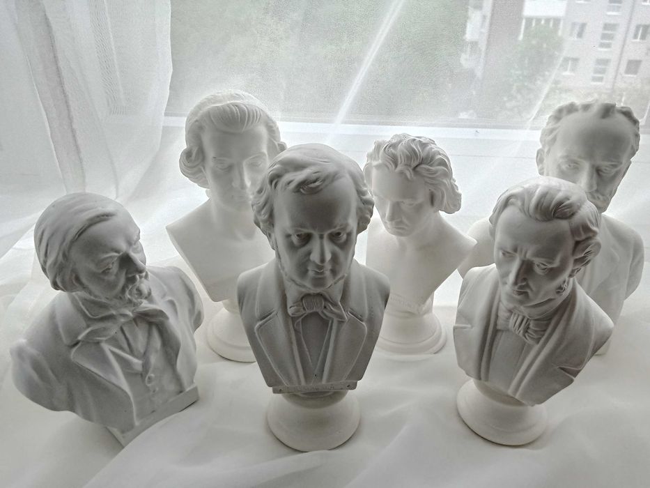 гіпсові бюсти композиторів Моцарта,Шопена,Вагнера іт.д.