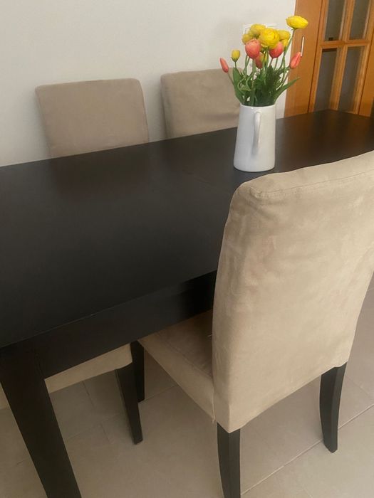 Conjunto de mesa extensível e 6 cadeiras