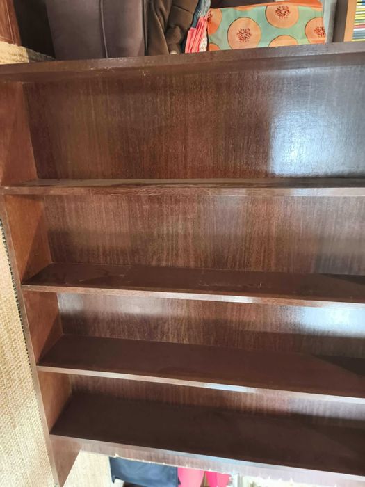 Estante em sucupira brasileira