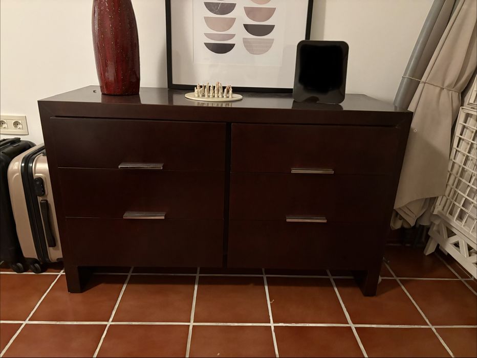 Cómoda Madeira Maciça e conjunto de 3 quadros gigantes.