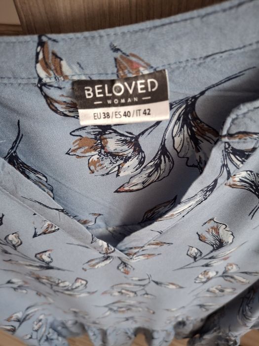 Sukienka w kwiatki z długim rękawem