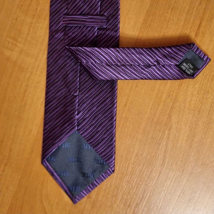Fioletowy, jedwabny krawat