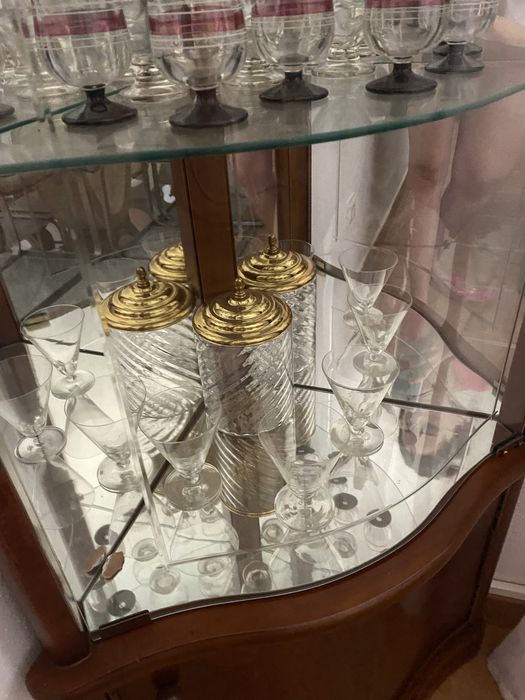 Móvel de esquina para sala ou sala de jantar com louça incluida.