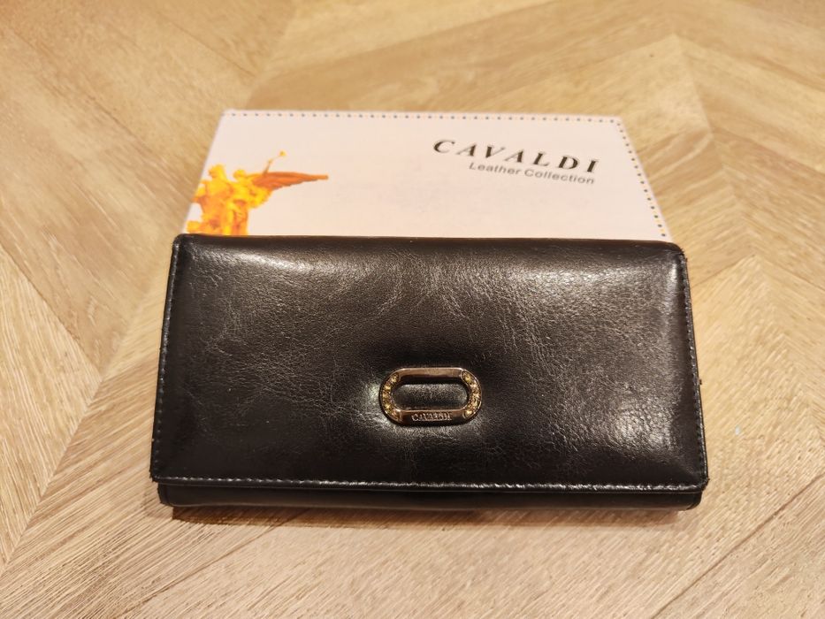 Czarny portfel Cavaldi