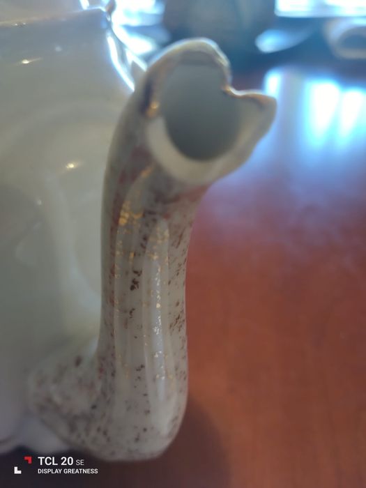 Conjunto de quatro chávenas com pires, bule e leiteira