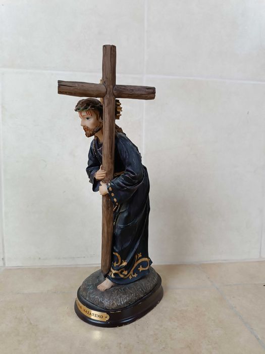 Imagem de Jesus Cristo transportando a cruz