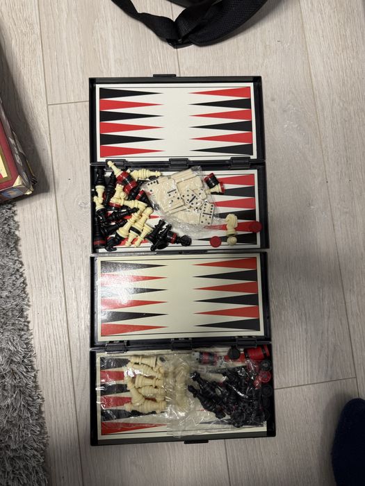 Настольные игры: супер фермер, компелкт шахмат, карты, монополия