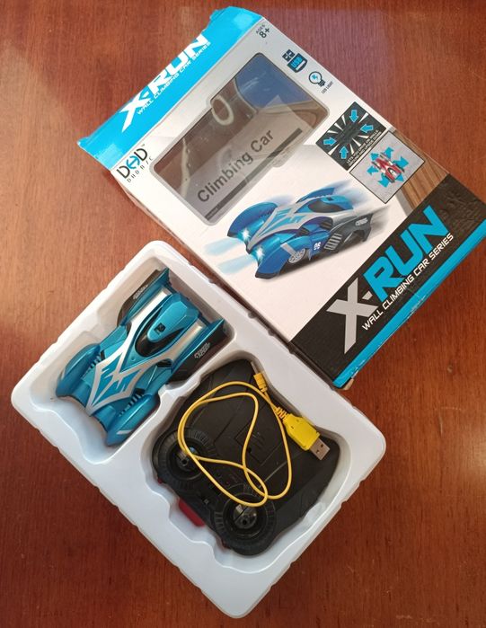 Антігравiтацiйна машинка на радioкеруванні!