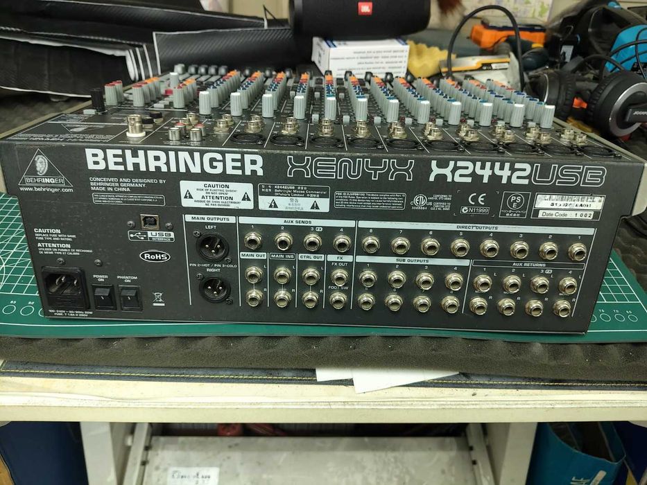 Mesa Mistura Behringer Xenyx X2442USB