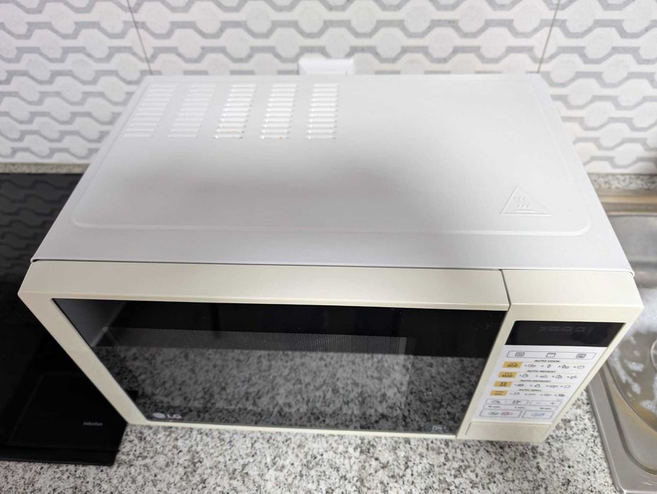 Micro-ondas LG MH6042D – 700 W | Bom estado