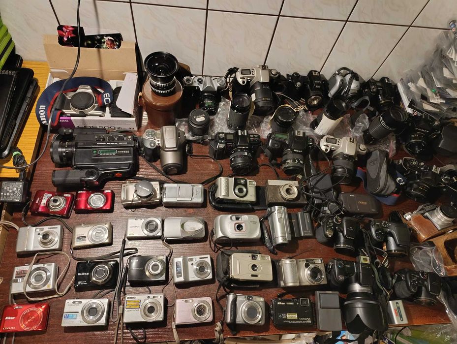Kolekcja aparatów cyfrowych, analogowych i obiektwów