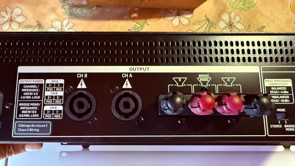 Amplificador Behringer A800