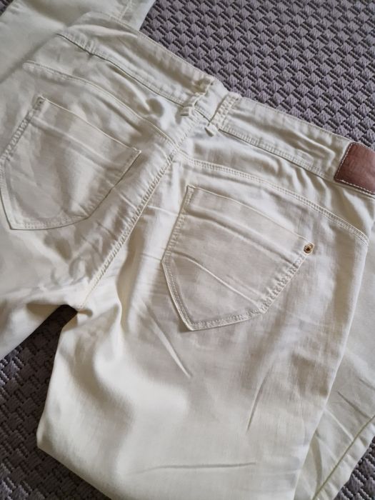 Calça ganga amarela da Bershka