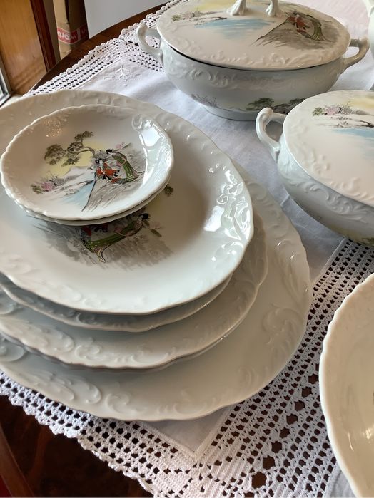 Serviço de louça de jantar em porcelana da Spal completo. Novo