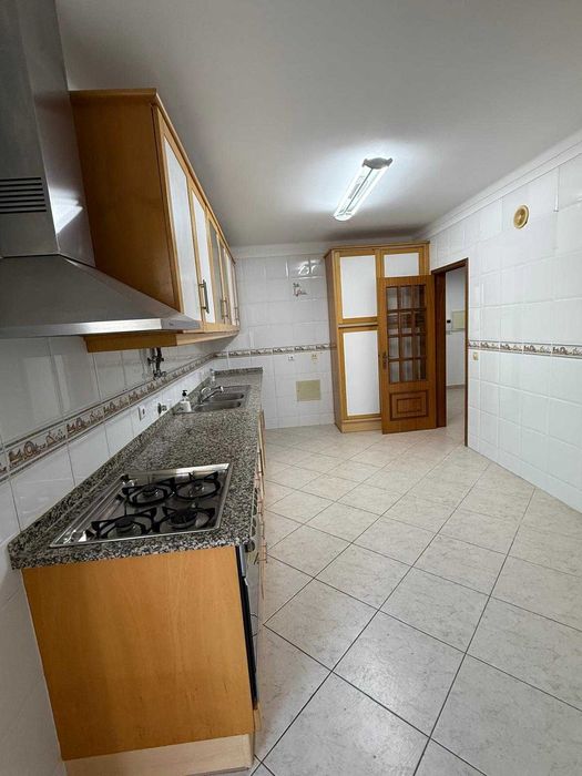 T2 Solarengo (Sul) com 2 WC, 2 Varandas, Vista Rio Sado e Lareira (Sem Mobília)