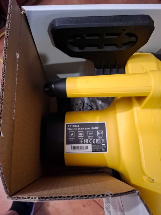 Moto serra electrica nova por estrear comprada 03/2026 ainda na caixa