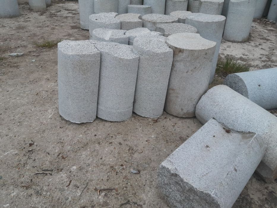 walce granitowe , rdzenie z kamienia ,  postument , słupek, palisada