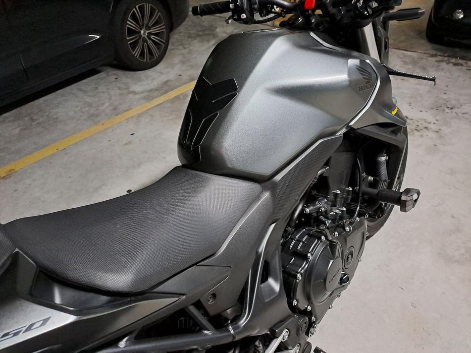 CB750 Hornet 2024 cinzenta metalizada, 92hp, quick shifter up/down, garantia até junho 2029.