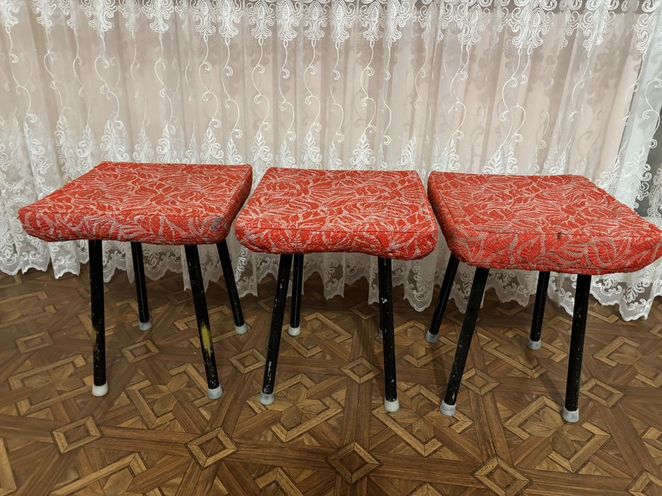 Стільці, табуретки