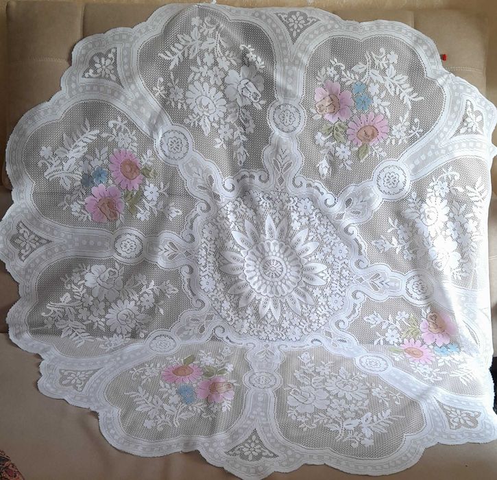 скатерть новая, круглая, двойная, верхняя ажурная, нижняя розовая