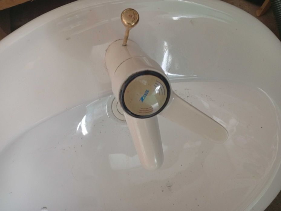 Torneira misturadora e lavatório, vendo as torneiras á parte.64729678225155123