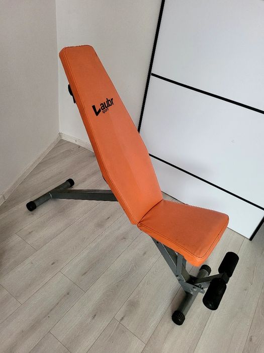 Ławeczką do ćwiczeń (barki)