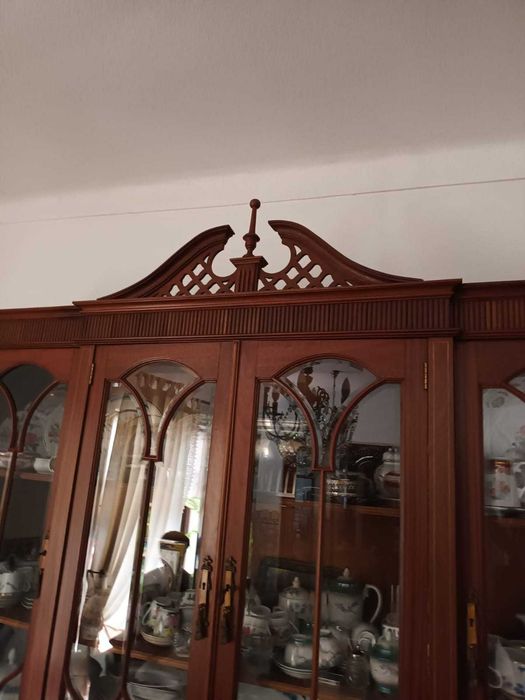 Móvel e mesa de sala em madeira