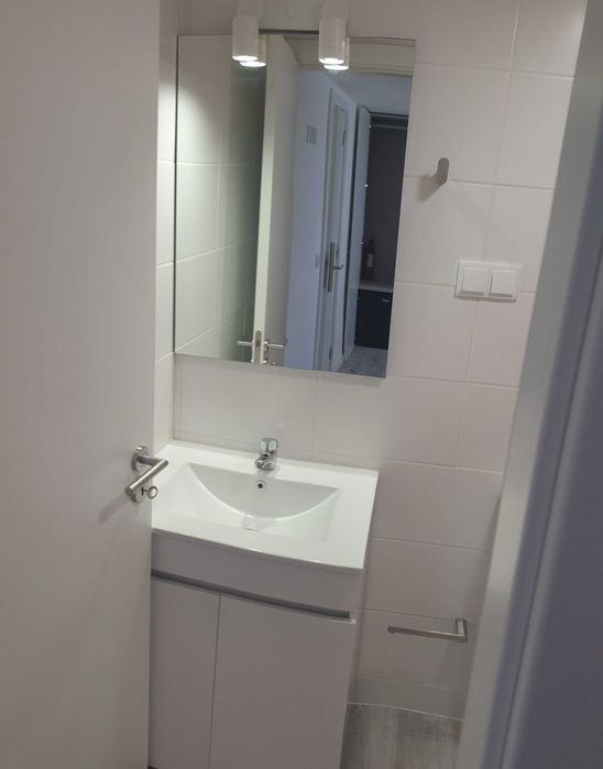 Quarto/Suite novo c roup, wc, lcd, frig, AC, registo na AT.