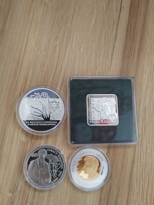 4 srebrne monety z folderami