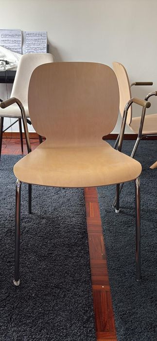 Mesa e 4 cadeiras brancas