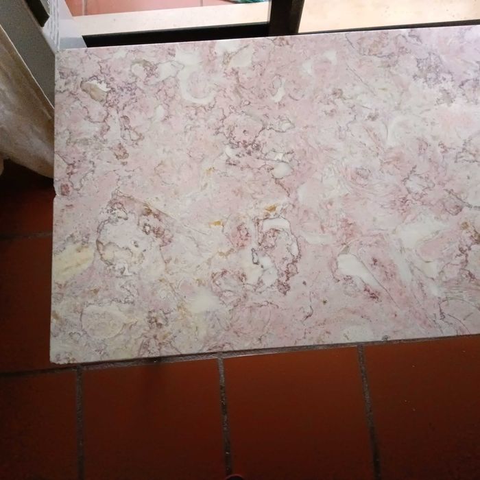 Mesa de centro lacada dourada e rosa