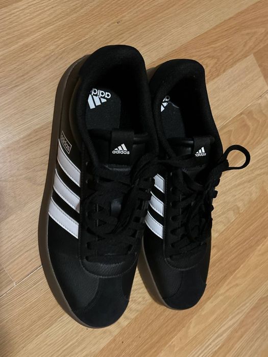 нові кросівки adidas