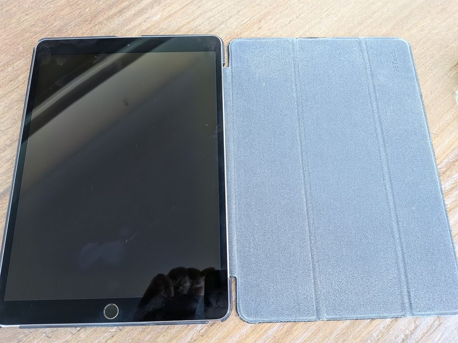 Vendo Apple iPad Pro 10.5" (2017), 64 GB, Wi-Fi, em bom estado e a funcionar perfeitamente.