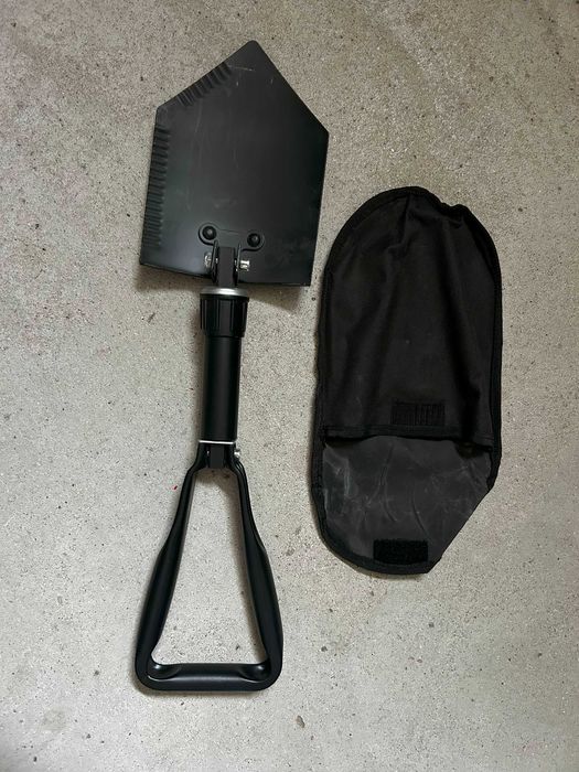 Pá dobrável metálica com bolsa de transporte — campismo / carro / emergência