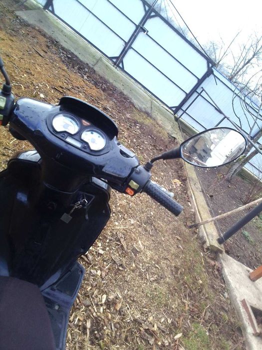 Продам мопед кануні на ходу заводиця їде но не на берає швидкість