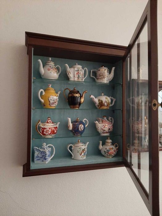 12 Bules em Porcelana Decorados a Ouro