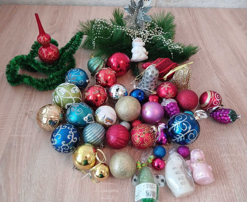 Новорічні іграшки, свічки, мішура. За все 200 грн