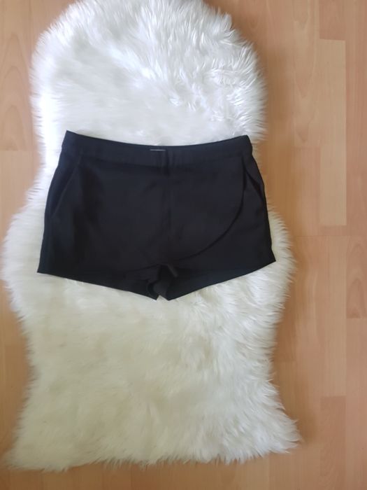 Krótkie czarne spodenki na zakładkę cache