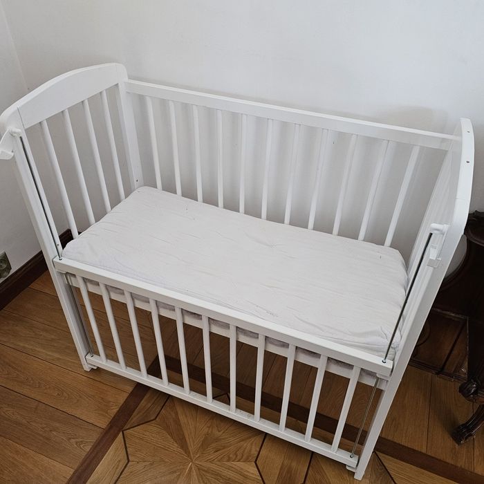 Łóżeczko dla niemowlaka / dziecka z materacrm