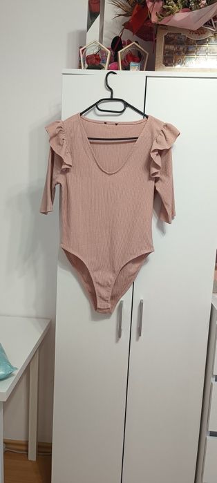 Body damskie pudrowy róż 36 S dekolt z krótkim rękawem