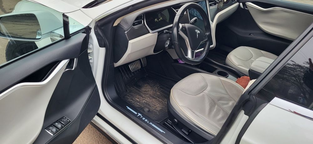 ТЕСЛА Модел S 2013 год